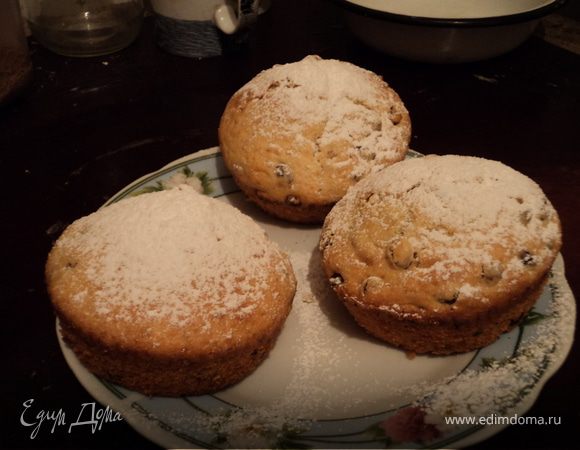 Формочки смазать маслом, залить тестом на 3/4 и запекать в разогретой до 200*С  в течение 20 мин.