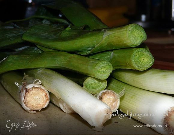 В тяжелой кастрюле поджарить на сливочном или оливковом масле лук, добавить бекон/колбаски, затем порезаный порей и картофель. Через 5 минут влить бульон, поперчить, посолить, накрыть крышкой и варить на малом огне ок.15 минут, пока овощи не будут готовы. Немного остудить, блендером довести до кремового состояния, влить сливки, размешать и подавать.
