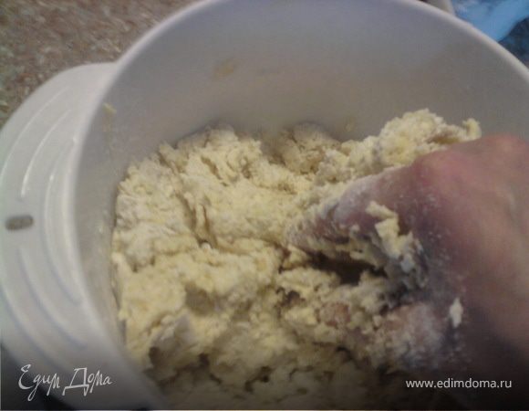 Духовку включить на 180 градусов
Смешать муку, сахар, соду, соль
Добавить яйца, маргарин
Все хорошо вымесить
