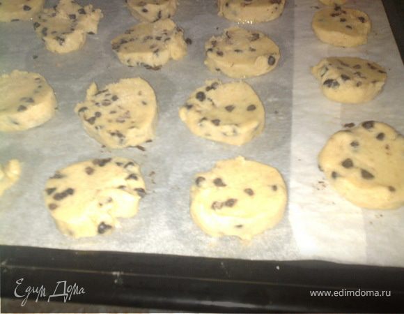 Тесто нарезать толщиной 1 см. Выложить на протчень застеленный пергаментом.
Выпекать 10-15 минут до золотистого цвета.