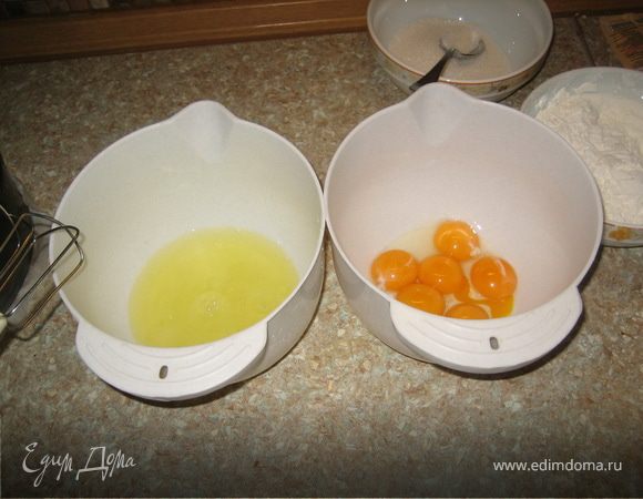 Духовку включить на 200 градусов.
Муку+крохмал+разрыхлитель, все хорошо смешать.
4 яйца желтки отделить от белков.
