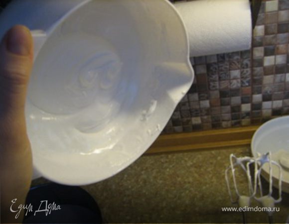 Белки взбить, добавить 2 ст.л.сахара. 
Взбивать до стойкой пены.
