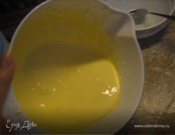 Желтки+2 ст.л. сахара взбить до увеличения в объеме в 2-3 раза.
