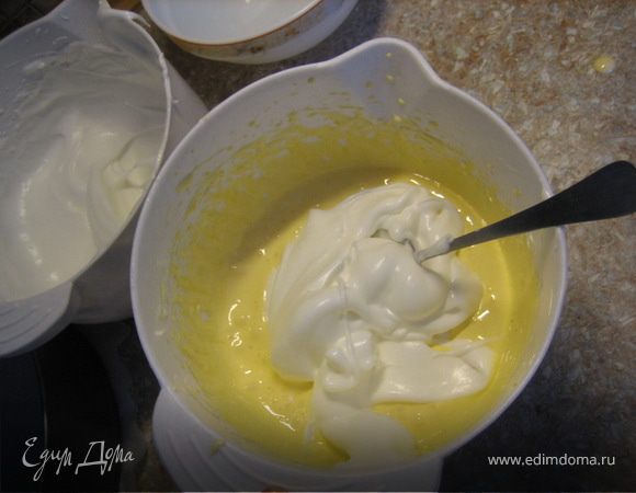 Добавить половину белков к желткам.Перемешать.