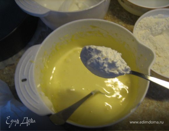 Добавить 4 ст.л. сухой смеси(мука+крохал+разрыхлитель).Перемешать