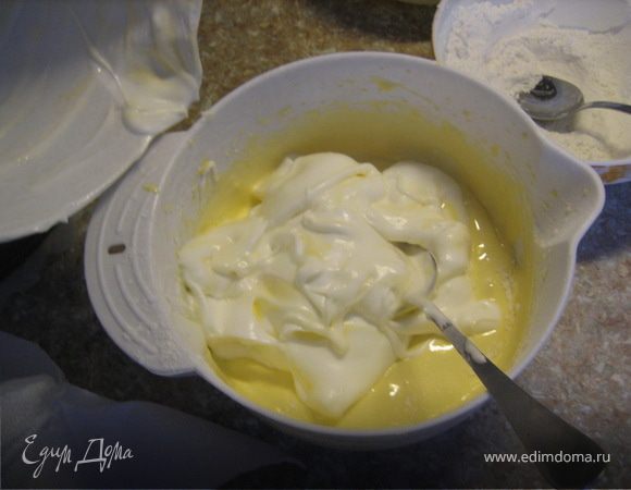 Добавить оставшиеся белки.
Аккуратно перемешать.