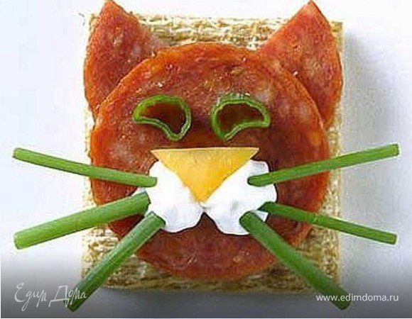 хлеб, зеленый лук, сыр, колбаса, плавленый сыр или густая сметана