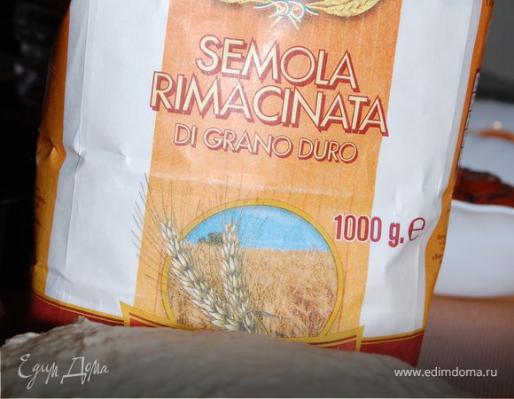 Дрожжи разведите в подсоленной воде и замесите почти! тугое тесто.(Я купила муку из твердых сортов и решила попробовать из нее пиццу.На одной ней не рискнула,добавила обычную муку высшего сорта.Очень понравилось.Тесто невероятное.)
Дайте тесту подойти.