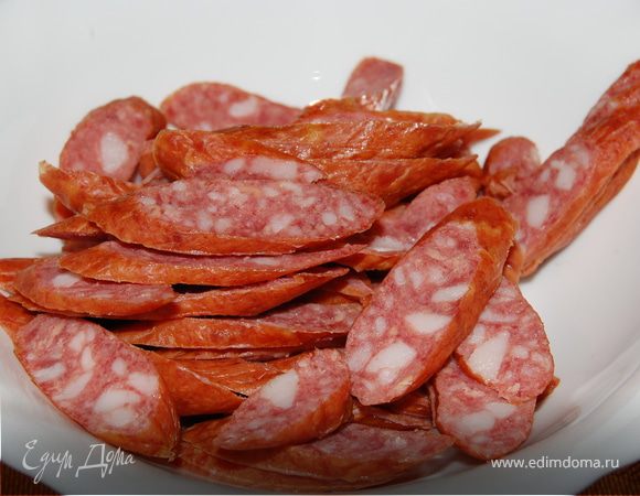 Тем временем приготовьте начинку.
Нарежьте колбаски