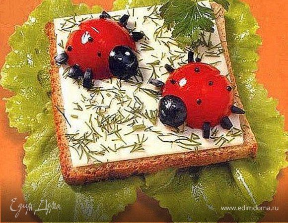 зеленый салат, хлеб, сыр, укроп, помидор-черри, маслины, петрушка