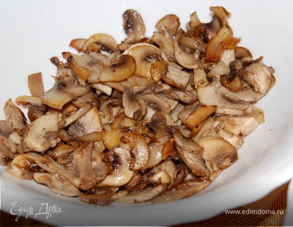 Промойте,нарежьте и обжарьте шампиньоны,посолите,поперчите по вкусу.