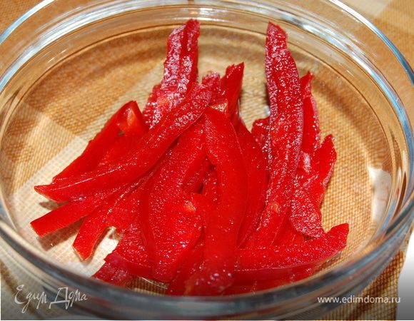 Нарежьте полосками перец.