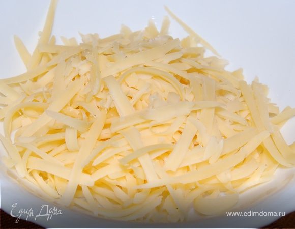 Натрите сыр.