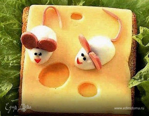 зеленый салат, хлеб, яйцо, ветчина или сосиска, сыр, болгарский перец, маслина