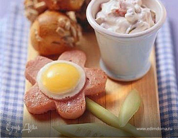 ветчина, яичница, огурец, булочки, салат