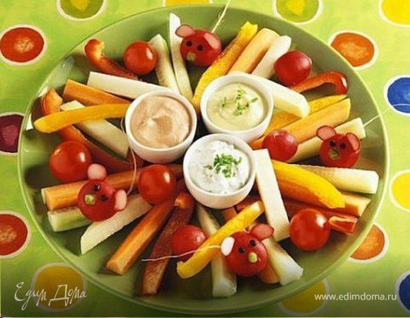 болгарский перец, помидоры-черри, морковка, редиска, соусы для обмакивания (сметана, сырный соус, йогурт), зелень