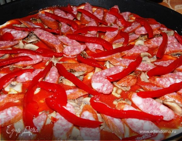 Сверху полейте соусом далее
грибы,
колбаски,
перец... и в разогретую до 210-220градусов(ориентир по своей духовке)на 7-10мин. 