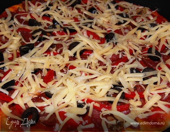 Далее почти готовую пиццу посыпаем маслинами и сыром и еще раз в духовку на 1-2 мин.
