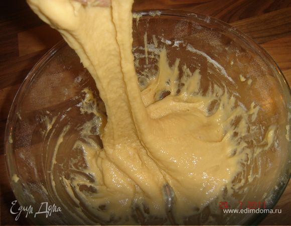 Дрожжи растворить в молоке с добавлением муки и сахара(по 1 ч.л.).Оставить в теплом месте минут на 10.В глубокую миску просеять муку и добавить дрожжи,яйца,соль и сахар.Вымесить тесто,поднимая и бросая его в миску в течении 5 минут.