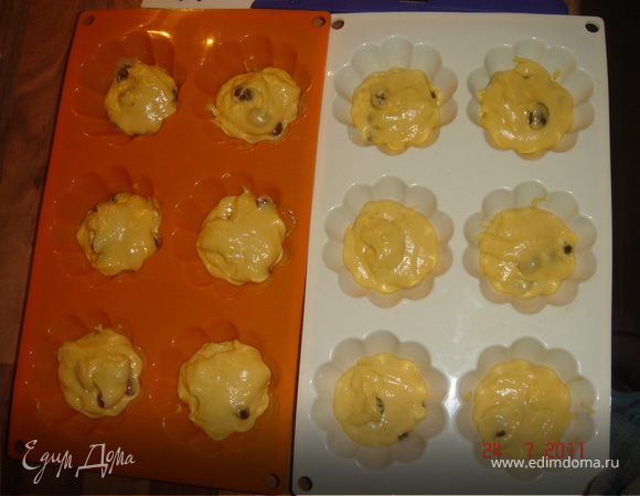 Вмешать масло в тесто и добавить изюм.Выложить в смазанные маслом формы на 1/3,накрыть полотенцем и дать подойти мин.40.Выпекать при 200*С. 