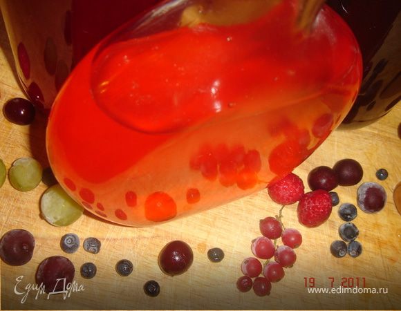 В чистую банку засыпать все ингредиенты в пропорции 1х1х1.Если используете спирт,то предварительно разбавить его холодной кипячённой водой.Очень плотно закупорить банку и уберать в прохладное тёмное место(в идеале погреб,но можно хранить и в квартирных условиях).Встряхивать банку каждую неделю,что бы растворился сахар.Через 2 месяца(9-10 недель)слить содержимое банки через 3 слоя марли в бутыль.Хранить в темном месте.Крепость-ок.20%.