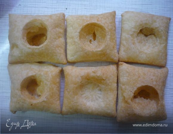 У готовых квадратиков, когда они чуть остынут в центре вареным яйцом делаем углубления, это получается очень легко и четко по контуру сделанных перед выпечкой углублений.