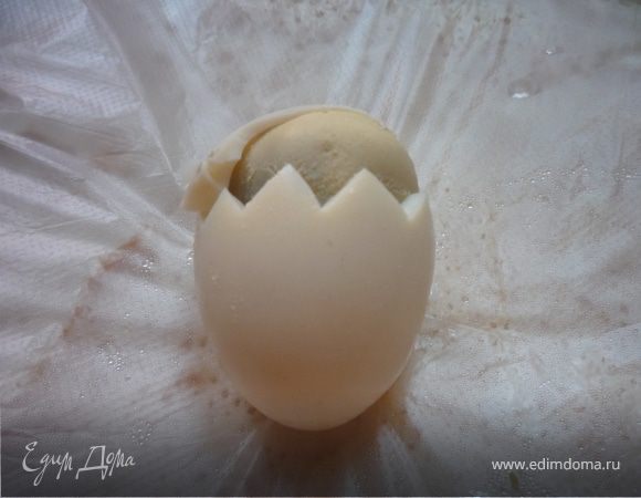 Яйца отварить вкрутую. Охладить, очистить, разрезать, вырезая зубчики, оставляя 2/3 от острого конца (верхняя 3 и желток пойдут в начинку.) Желтки достать и потереть на мелкой терке, 5 желтков добавить в начинку, а оставшиеся обрезки белков и желтки оставить для посыпки.