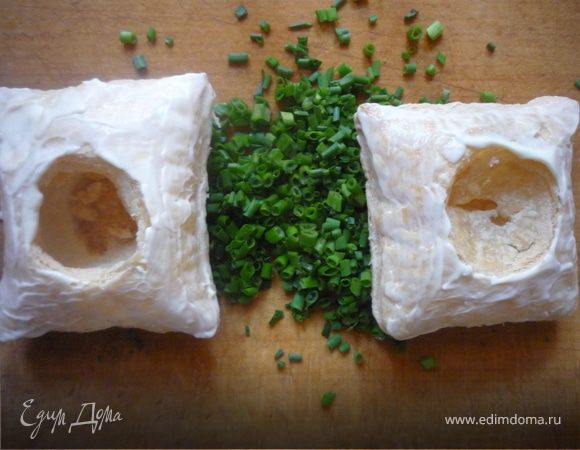 Квадратики смазываем плавленым сыром, посыпаем рубленой зеленью (у меня шнитт-лук).