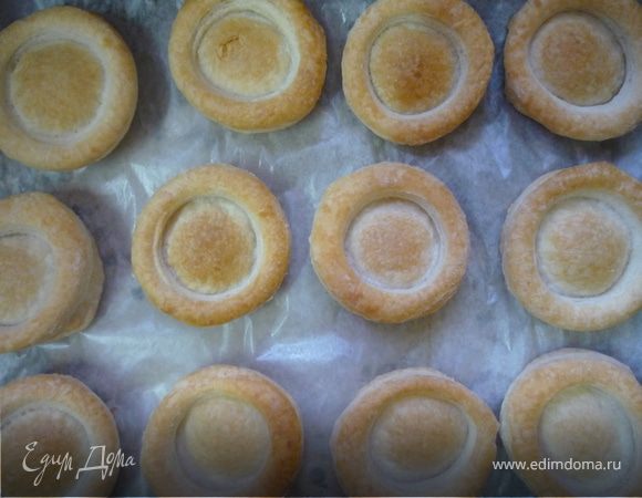Выкладываем на противень, застеленный бумагой, будущие волованы и выпекаем в разогретой до 200*С духовке до легкого золотистого цвета около 20 минут. Снимаем, остужаем на ровной поверхности, начиняем. Я верх ничем не смазываю, т.к. прочитала где-то, что тогда слои теста хуже поднимаются.