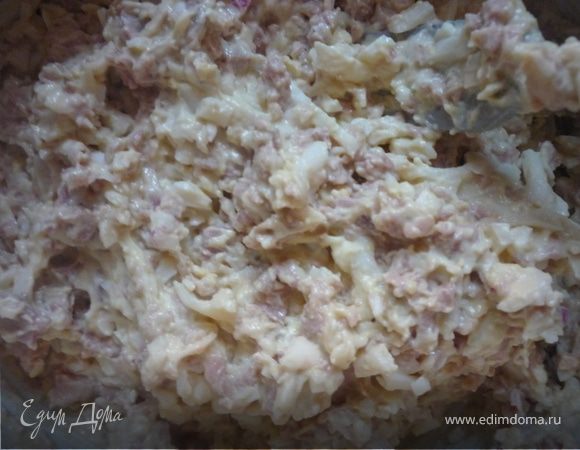 Готовим начинки: Печень трески достаем из масла и разминаем вилкой. Яйца (4 шт.) трем на мелкой терке, лук мелко режем и маринуем, добавляем плавленый сыр комнатной температуры и перемешиваем до однородности. 