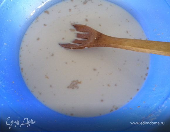 1. Растворитель дрожжи в теплом молоке. (Я чаще пользуюсь сухим молоком. Вернее сказать детской молочной смесью. Для меня так удобнее - она всегда под рукой. Плюс там молоко обезжиренное, а цельное молоко мы редко покупаем и редко употребляем)...