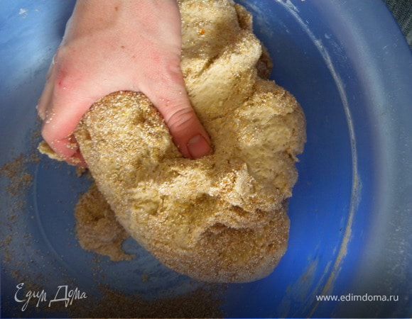 3. Просеять обе муки, перемешать ложкой. Потом добавить 100 г крупы. Замесить тесто.