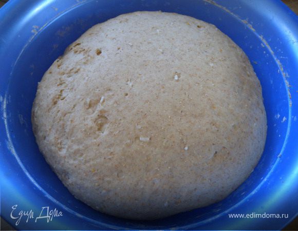 5. Когда подойдет - еще раз хорошо вымесить и сформировать хлебцы... Я просто сделала валик и разрезала на 10 частей...