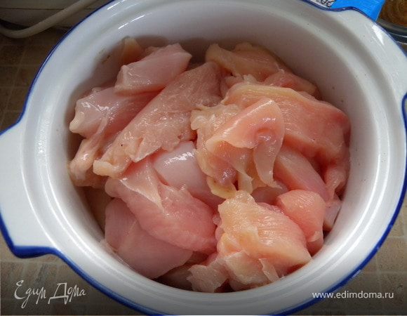 Куриное филе помыть, промокнуть кухонным полотенцем, порезать на длинные брусочки (толщиной в 2 см).