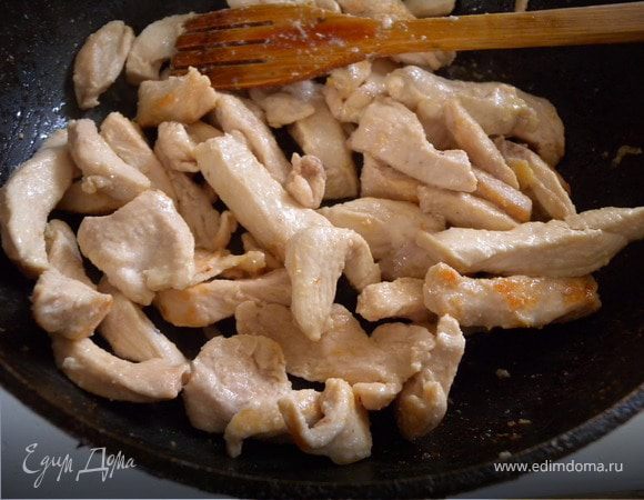 Обжарить на максимальном огне на сковородке (+растительное масло) постоянно помешивая до золотистой корочки.