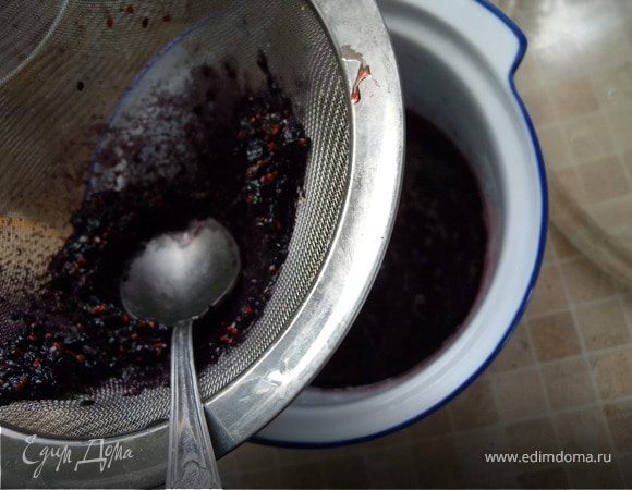 Шелковицу протереть через сито. У нас должно получится 300 мл жидкости (сока). (У меня было замороженное пюре, заготовка с лета. Думаю, что сейчас можно попробовать с черники).