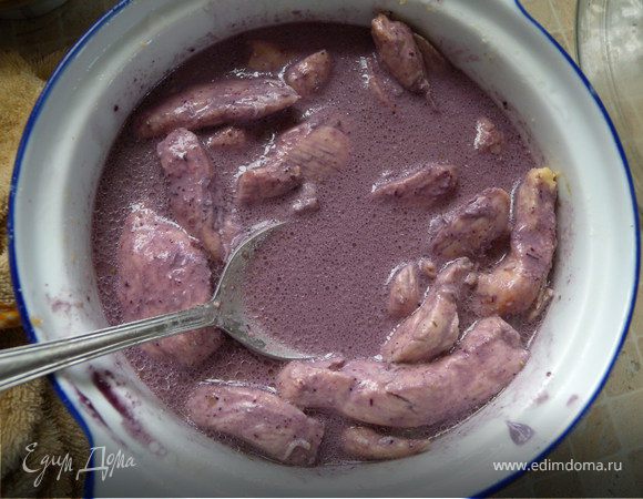 Поместить мясо в кастрюльку для запекания и залить смесью. Отправить в духовку примерно на 1 час при 180С (можно и меньше, но я люблю, чтобы мясо "таяло на губах").