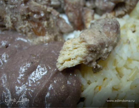 Когда приготовится - слить жидкость, добавить оставшийся сок и прокипятить 1 минуту. Снять с огня. В 2 ст л холодной воды растворить 1 ч. л. (с горкой) крахмала. Ввести тонкой струйкой в смесь и проварить 1 минуту постоянно помешивая. Так у нас получился соус. (При желании добавить еще соли и специй. Кстати курочка внутри остается белой!)