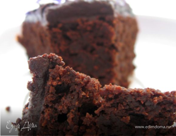 Приготовить глазурь. Шоколад растопить на водяной бане или в микроволновке. Сметану комнатной температуры взбить с сахарной пудрой, добавить слегка остывший растопленный шоколад и снова взбить. Распределить глазурь по поверхности и блокам остывшего торта, разровнять ножом или шпателем. Дать постоять торту 15-20 минут при комнатной температуре и подавать. Приятного аппетита!