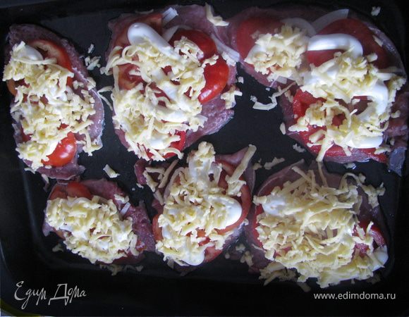 мясо отбить,лук предварительно бланшируем.соломкой.На противень выкладываем мясо отбитое след. слой соломкой огурец,лук,помидор,майонез и посыпаем сыром Виола  я клала на гарнир картошку предварительно отваренную  в мундире. и в духовку на 1 час t180*