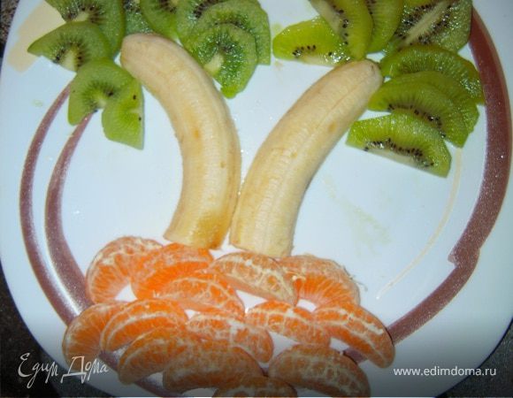 В первом случае мандарин, банан, киви, долька лимона.
