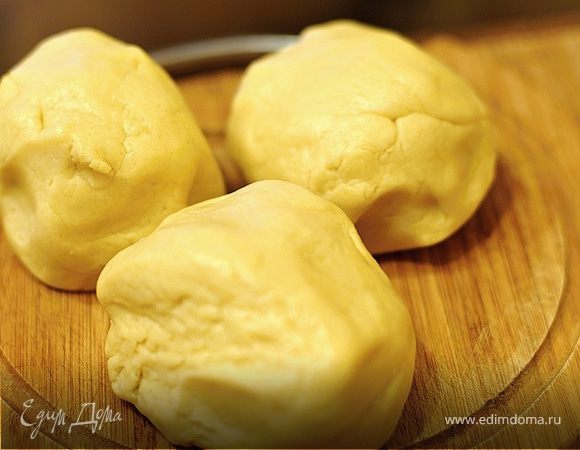 2)Сформировать руками из теста кирпичик и разделить на 3 ровные части. Завернуть каждую часть в пищевую пленку. Одну часть убрать в холодильник на 25 мин, две другие на 10 мин в морозильник.