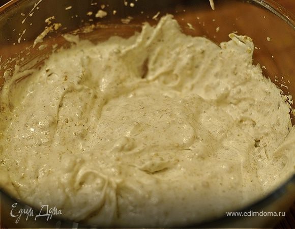 3)готовим прослойку из безе. Взбиваем охлажденные белки миксером постепенно добавляя сахар (мин 5). Затем добавляем молотые орехи и осторожно деревянной ложкой снизу вверх перемешиваем белковую массу.