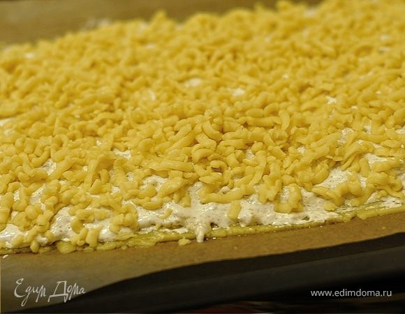 5) Достаем остальные два шарика теста уже из морозилки. Сначала один натираем на крупной терке поверх белкового крема. Затем смазываем натертый слой теста белковой массой и опять сверху натераем второй шарик теста. Выпекаем наше печенье 1 час в духовке при 110С, затем еще 30 мин при 150С. Когда печенье будет готово выключить духовку, приоткрыть дверцу духовки на 15 мин.