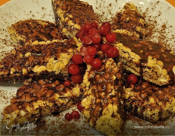 Готовим глазурь. Смешать размягченное слив. масло с песком и какао, добавить молоко и поставить на огонь постоянно помешивая до загустения. Вынуть печенье из духовки, нарезать ромбиками и полить сверху глазурью.
Приятного всем аппетита!