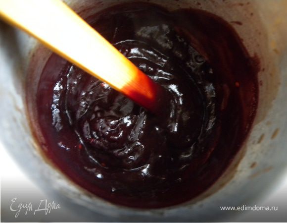 1. Я использовала сок шелковицы. У нее мягкий вкус и я надеялась получить интересный цвет бисквита. Протереть шелковицу (чернику можно) через сито. Вскипятить. снять с огня. Добавить тонкой струйкой крахмал (разведенный в 2 ст л холодного сока) и прокипятить 1 минуту постоянно помешивая. потом добавить растительное масло.  Получился такой себе кисель которым я заменила яйца. 
