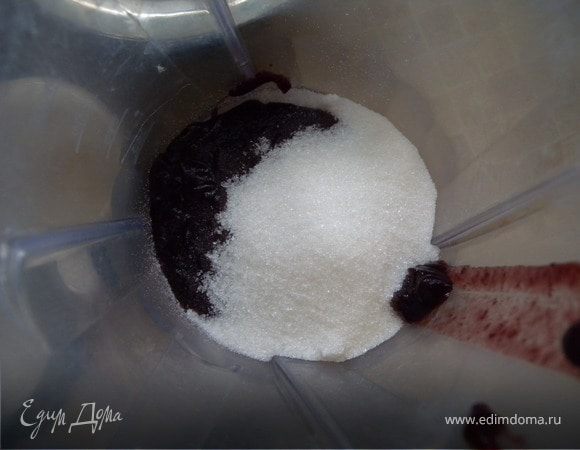 3. Просеять муку, разрыхлитель + 1 ч л крахмала. Добавить в смесь и перемешать. 