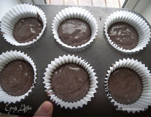 4. Выпекать в разогретой духовке до 160-180 С до готовности. Я решила сделать маленькие кексики (все знают, что кексы бывают двух видов: из бисквитного и из дрожжевого теста). Вылить в формочки по 2 ст ложки теста...