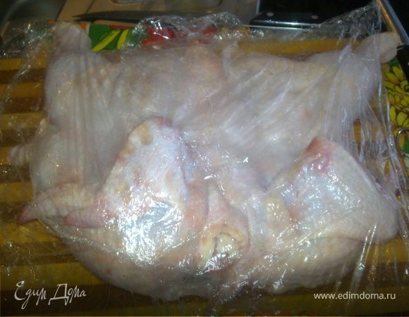 Берем тушку птицы,разрезаем по животу и разворачиваем.Накрываем пищевой пленкой и хорошо отбиваем