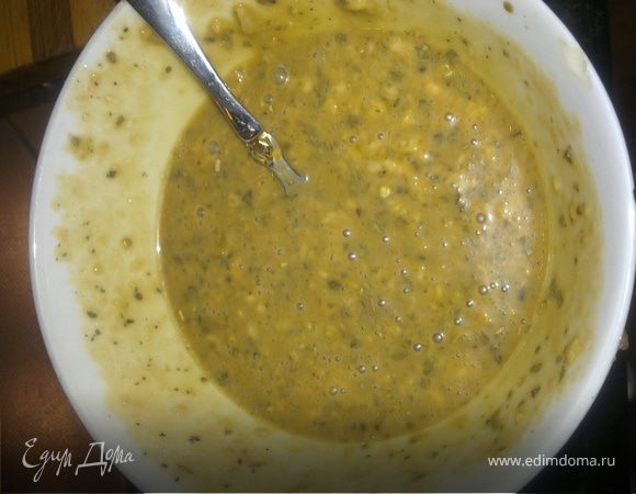 Готовим соус.Чеснок измельчаем на чесночнице.Добавляем оливковое масло,сок 1 лимона,горчицу,медсоевый соус,майонез.Хорошо все перемешиваем в блендере.